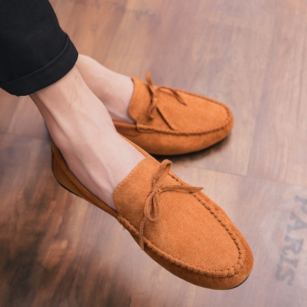 Férfi mokaszin szalaggal és lapos talppal