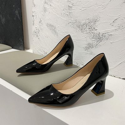 Μοντέρνα γυναικεία παπούτσια μυτερά με χοντρό τακούνι