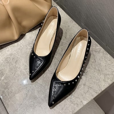 Μοντέρνα γυναικεία παπούτσια από οικολογικό δέρμα με μεταλλικά στοιχεία και ψηλά τακούνια