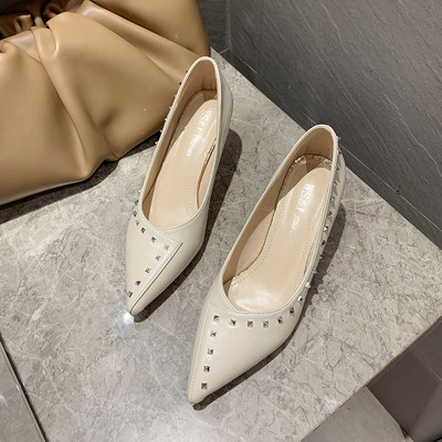 Μοντέρνα γυναικεία παπούτσια από οικολογικό δέρμα με μεταλλικά στοιχεία και ψηλά τακούνια