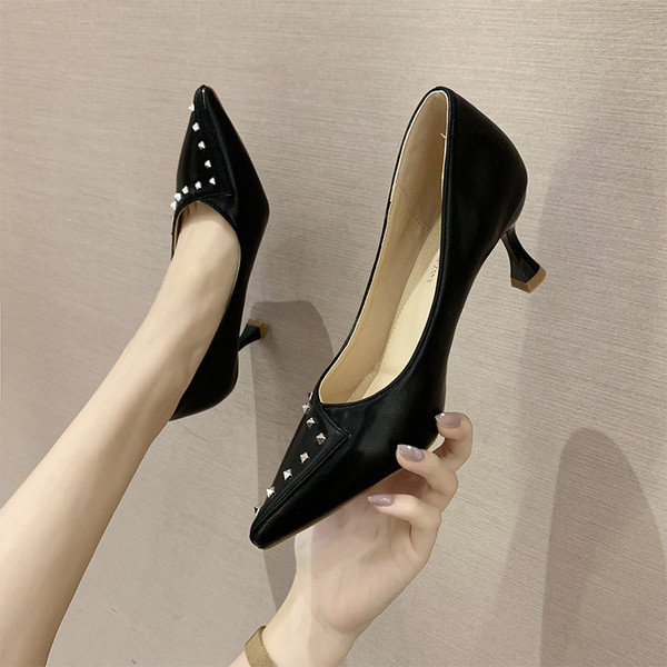 Μοντέρνα γυναικεία παπούτσια από οικολογικό δέρμα με μεταλλικά στοιχεία και ψηλά τακούνια