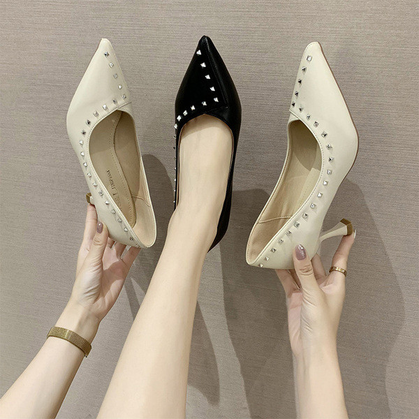 Μοντέρνα γυναικεία παπούτσια από οικολογικό δέρμα με μεταλλικά στοιχεία και ψηλά τακούνια