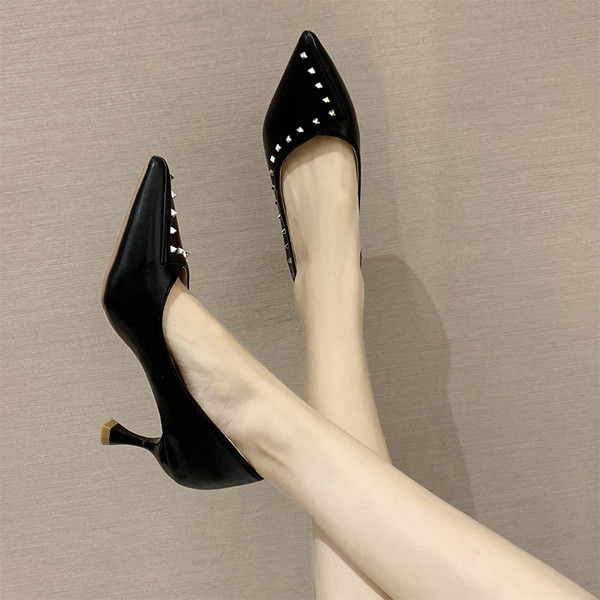 Μοντέρνα γυναικεία παπούτσια από οικολογικό δέρμα με μεταλλικά στοιχεία και ψηλά τακούνια