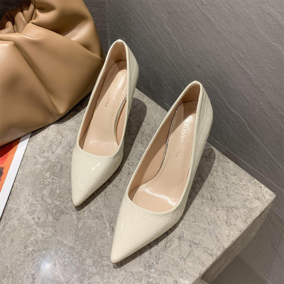 Γυναικεία παπούτσια κατασκευασμένα από έκο δέρμα με λεπτό τακούνι