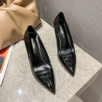 Γυναικεία παπούτσια κατασκευασμένα από έκο δέρμα με λεπτό τακούνι