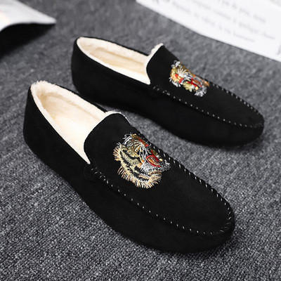 Νέο μοντέλο ανδρικά μοκασίνια με κέντημα και επίπεδη σόλα