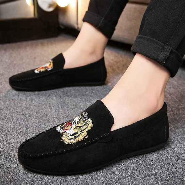 Νέο μοντέλο ανδρικά μοκασίνια με κέντημα και επίπεδη σόλα