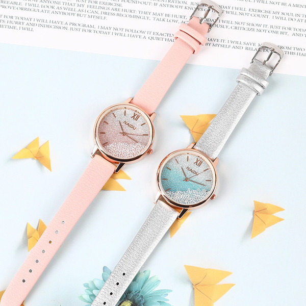 Ženski sat s kožnim remenom i kamenčićima