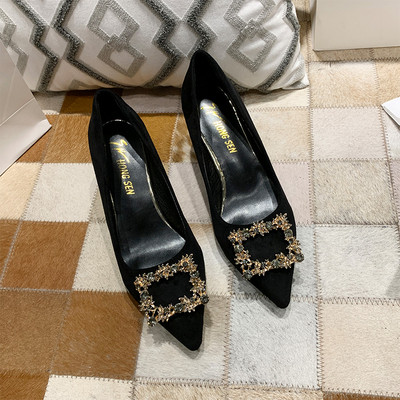 Öko-seemisnahast paksu kontsaga ja metallist kaunistusega naiste kingad