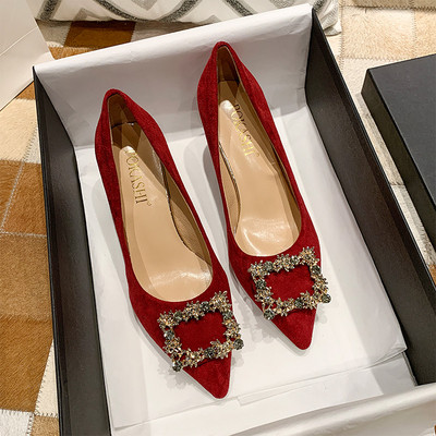 Öko-seemisnahast paksu kontsaga ja metallist kaunistusega naiste kingad