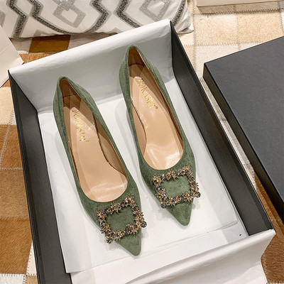 Öko-seemisnahast paksu kontsaga ja metallist kaunistusega naiste kingad