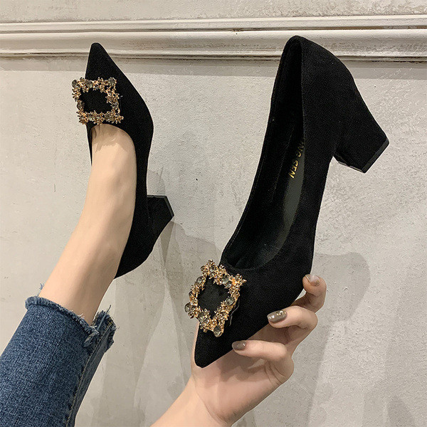 Öko-seemisnahast paksu kontsaga ja metallist kaunistusega naiste kingad