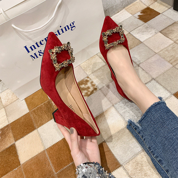 Öko-seemisnahast paksu kontsaga ja metallist kaunistusega naiste kingad