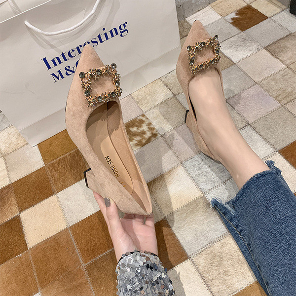 Öko-seemisnahast paksu kontsaga ja metallist kaunistusega naiste kingad