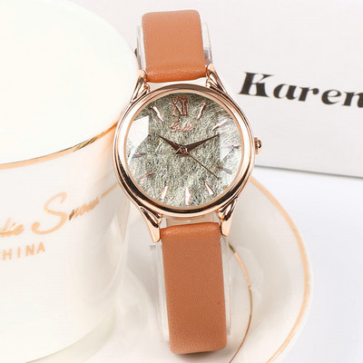 Γυναικείο ρολόι με λεπτό δερμάτινο λουράκι σε στρογγυλό σχήμα