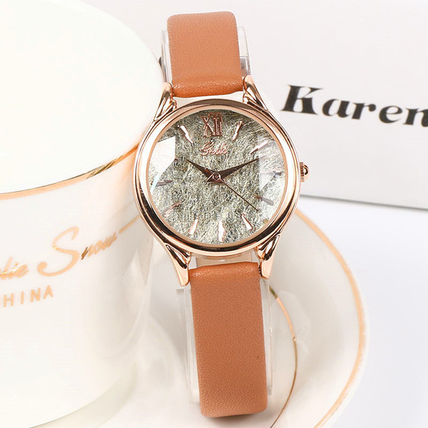 Γυναικείο ρολόι με λεπτό δερμάτινο λουράκι σε στρογγυλό σχήμα