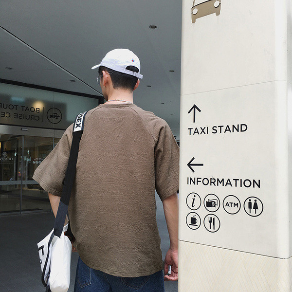 Ανδρικό μπλουζάκι με στρογγυλή λαιμόκοψη και μανίκια