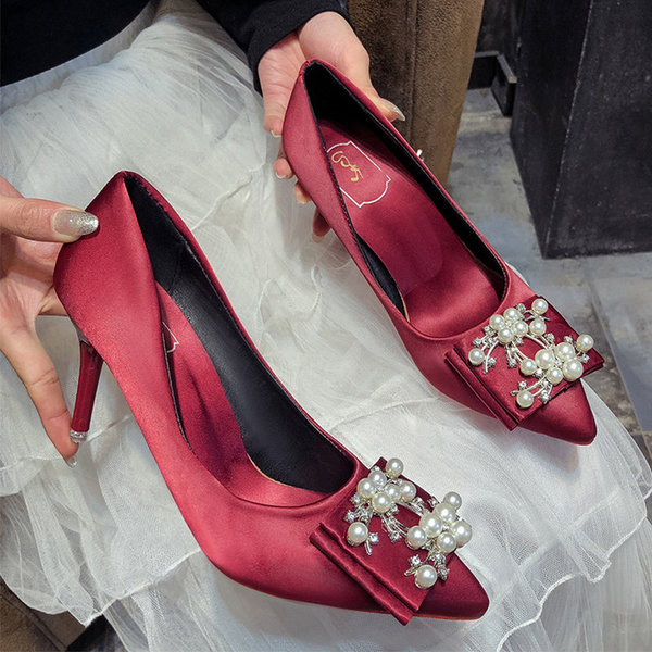 Νέο μοντέλο γυναικεία παπούτσια με λεπτό τακούνι και πέρλες