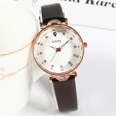 Ženski sat s tankim kožnim remenom i ukrasnim kamenčićima