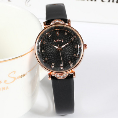 Ženski sat s tankim kožnim remenom i ukrasnim kamenčićima