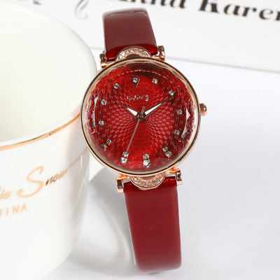 Ženski sat s tankim kožnim remenom i ukrasnim kamenčićima