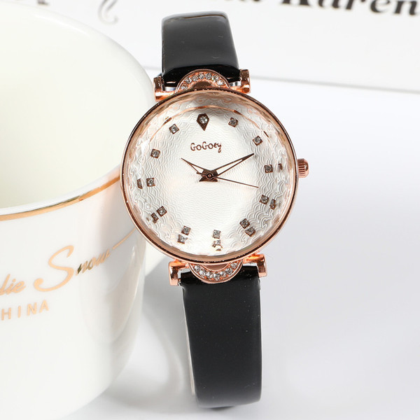 Ženski sat s tankim kožnim remenom i ukrasnim kamenčićima