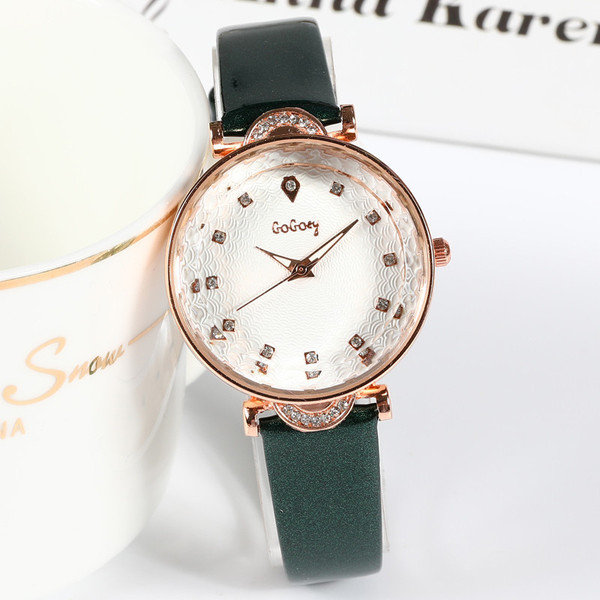 Ženski sat s tankim kožnim remenom i ukrasnim kamenčićima