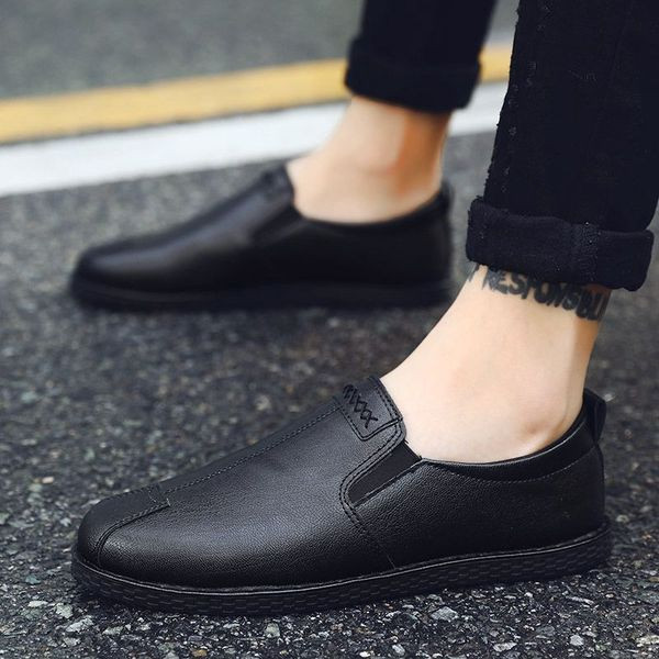 Alkalmi férfi mokaszin műbőrből, lapos talppal