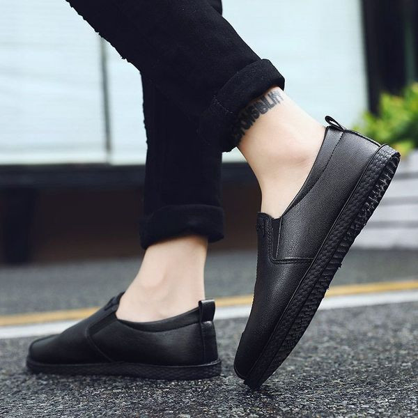 Alkalmi férfi mokaszin műbőrből, lapos talppal