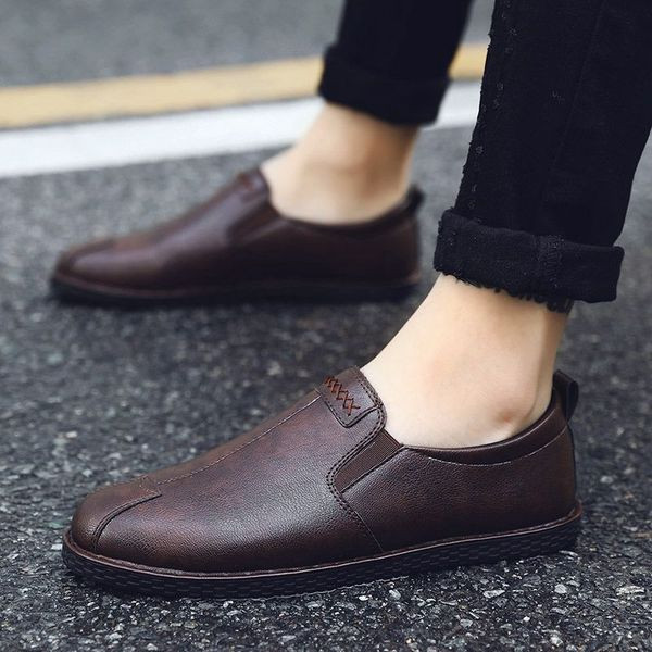 Alkalmi férfi mokaszin műbőrből, lapos talppal