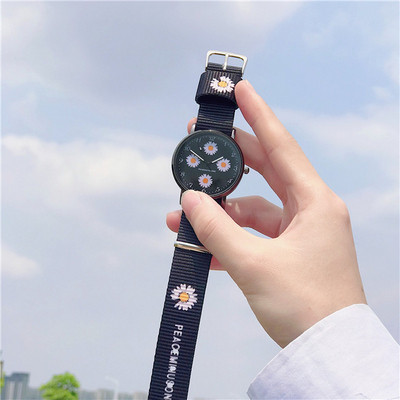 Νέο μοντέλο γυναικείο ρολόι με υφασμάτινο λουράκι και μαργαρίτα