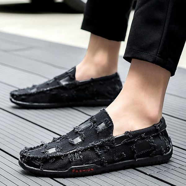 Alkalmi férfi mokaszin fehér és fekete színben, lapos talppal