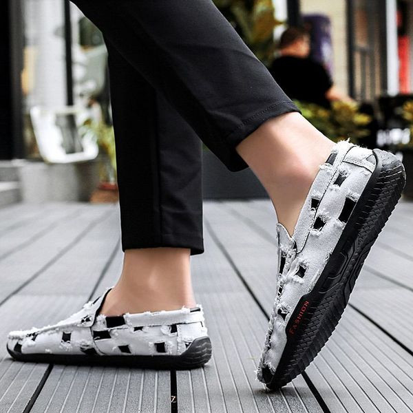 Alkalmi férfi mokaszin fehér és fekete színben, lapos talppal