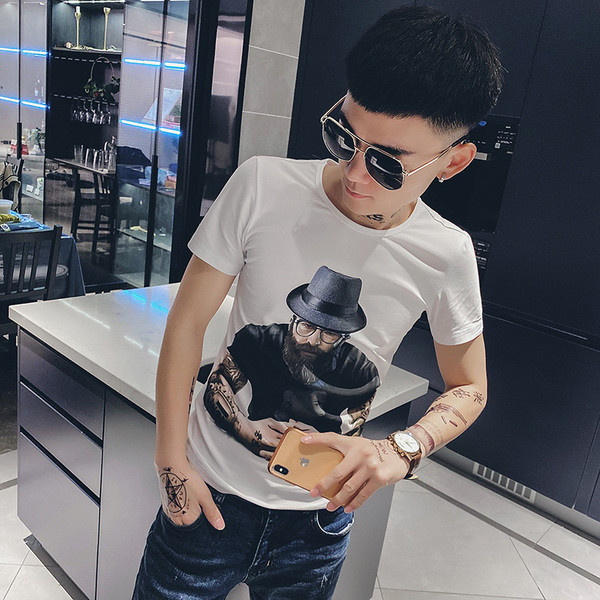 Suvine aplikatsiooni ja lühikeste varrukatega T-särk