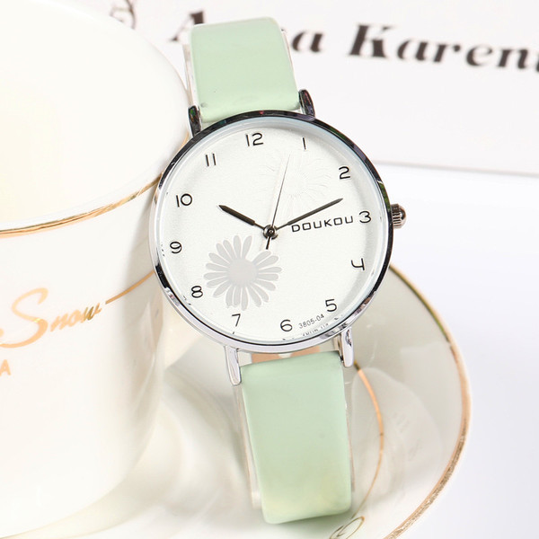 Női karóra bőrszíjjal - kerek forma