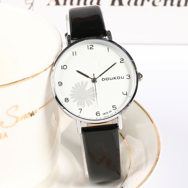 Női karóra bőrszíjjal - kerek forma