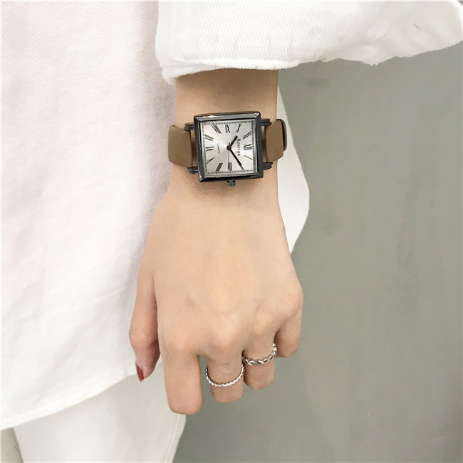 Nappali női karóra bőr szíjjal