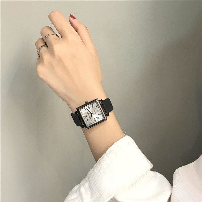 Nappali női karóra bőr szíjjal