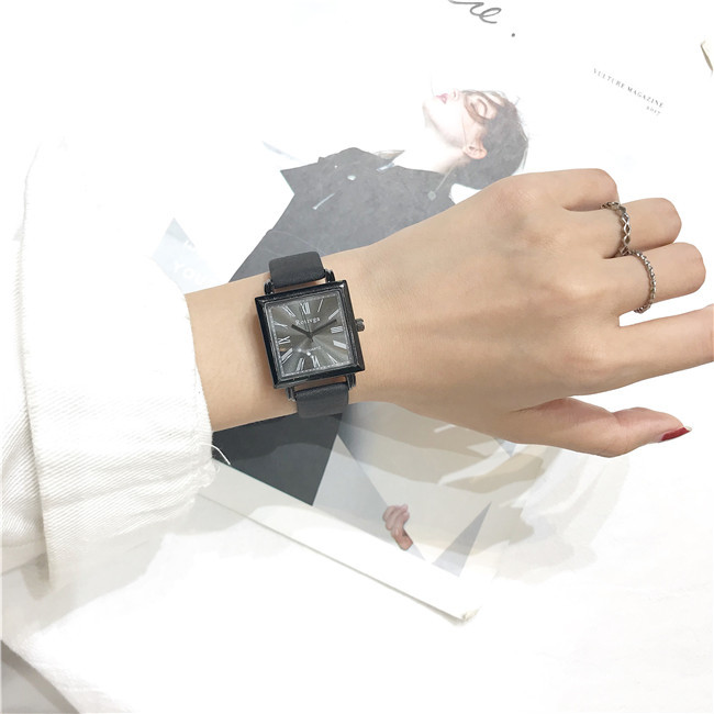 Nappali női karóra bőr szíjjal