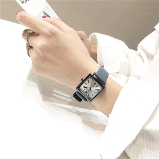 Nappali női karóra bőr szíjjal