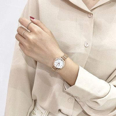 Moodne metallist ketiga naiste käekell