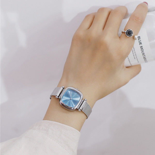 Modern női karóra - fém lánccal