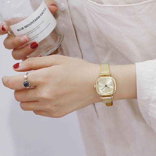 Modern női karóra - fém lánccal