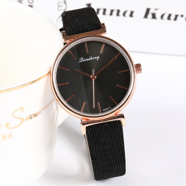 Ženski sat s remenom od eko brušene kože