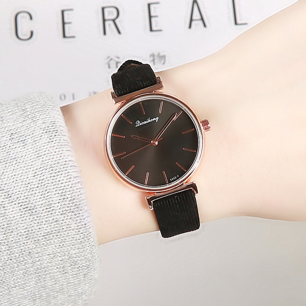 Ženski sat s remenom od eko brušene kože