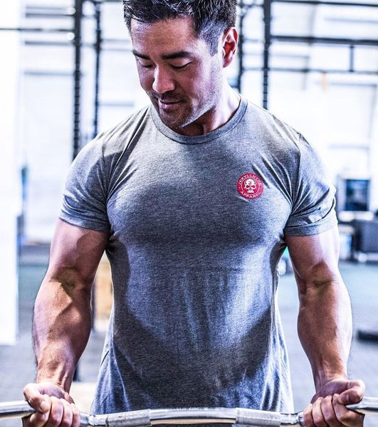 Új modell férfi póló ovális nyakkivágással, színes rátéttel