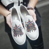 Värvilise tikandi ja lameda tallaga meeste mokassiinid