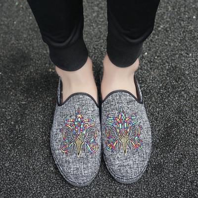Värvilise tikandi ja lameda tallaga meeste mokassiinid