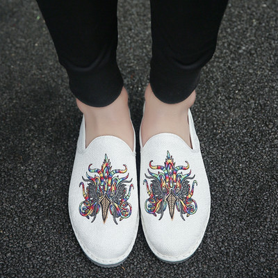 Värvilise tikandi ja lameda tallaga meeste mokassiinid