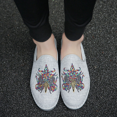 Värvilise tikandi ja lameda tallaga meeste mokassiinid